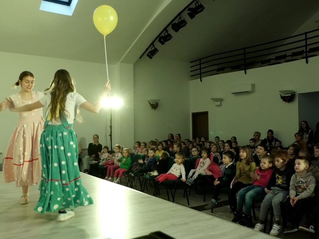 Tečaj talijanskog za djecu, muška vokalna skupina i predstava "Svijet zabave" Teatra naranča u Puli